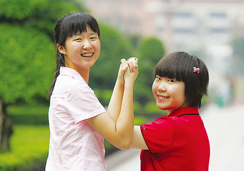 商报:李夏(左)和韦宇丹击掌庆祝